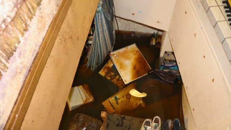 階段の途中まで水没している地下室